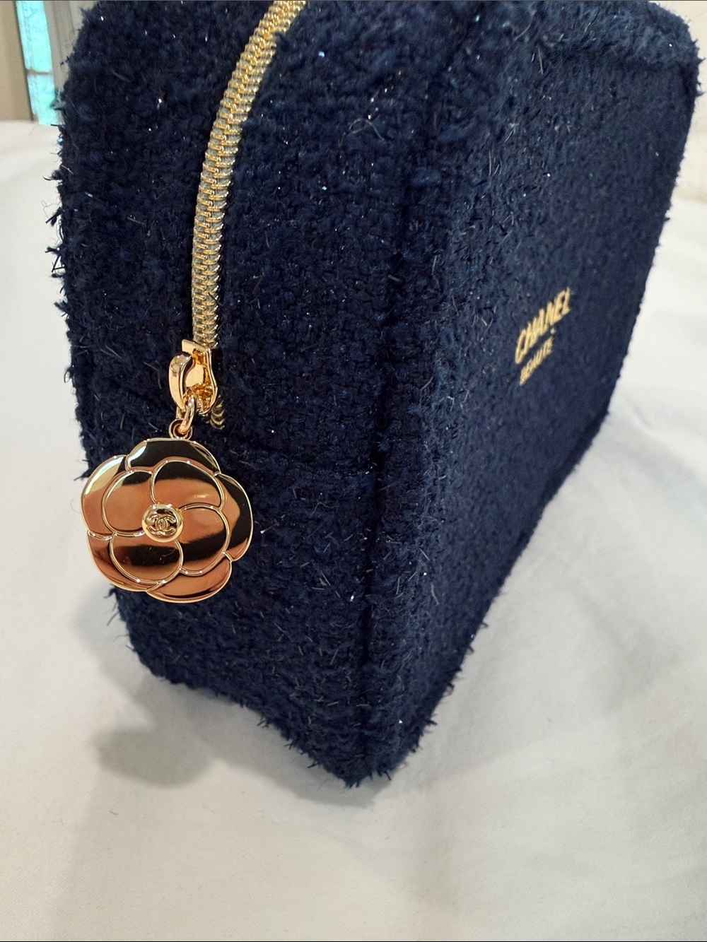 CHANEL Beauté Navy and Gold Cosmetic Case - Picture 4 of 5